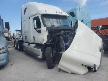  Salvage Freightliner Cascadia 1