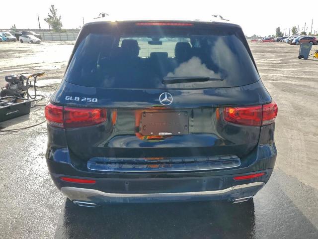 Mercedes-Benz GLB 250 Image 8