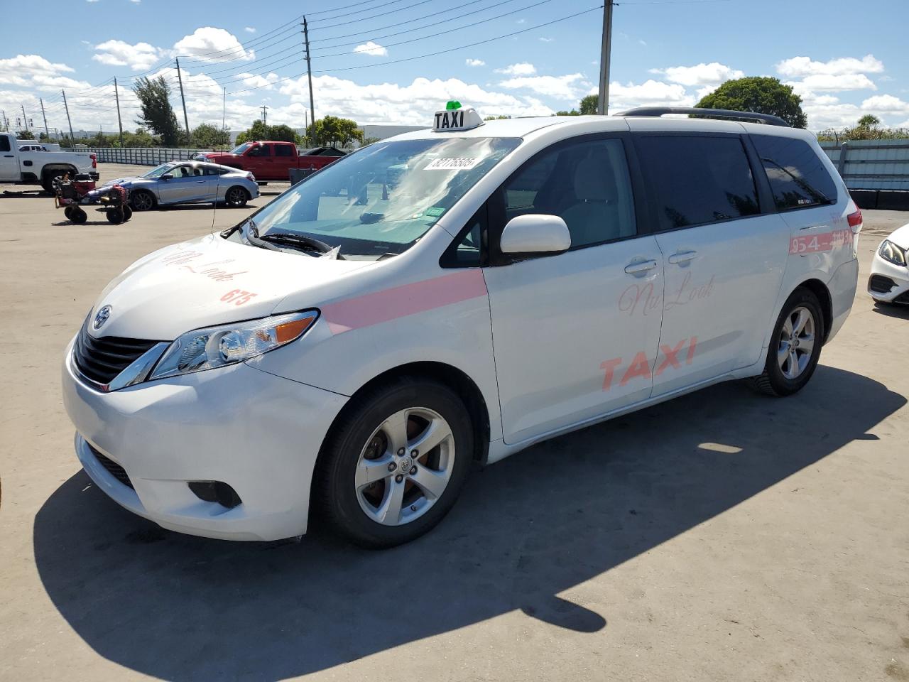 Toyota Sienna Le Image 1