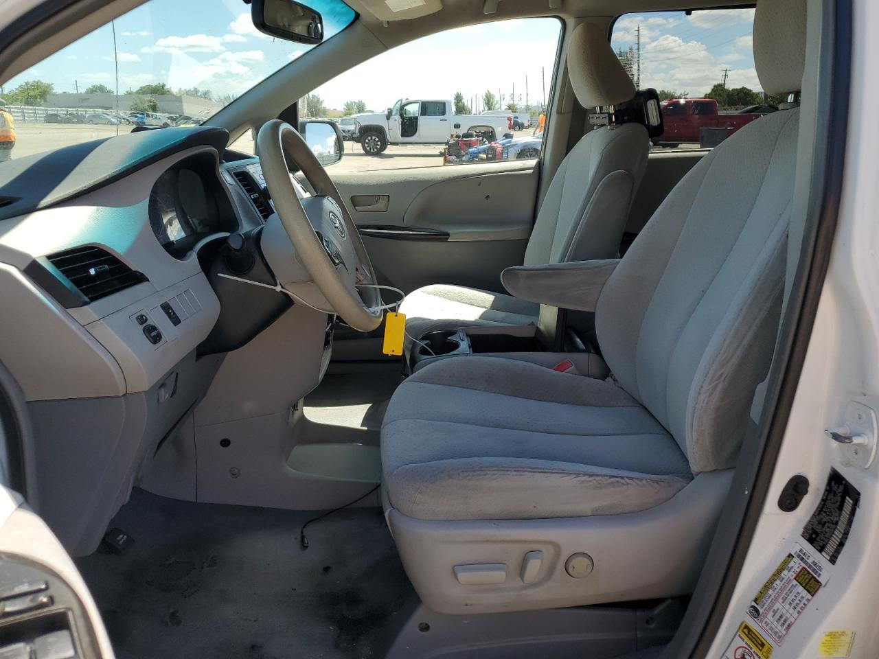 Toyota Sienna Le Image 10