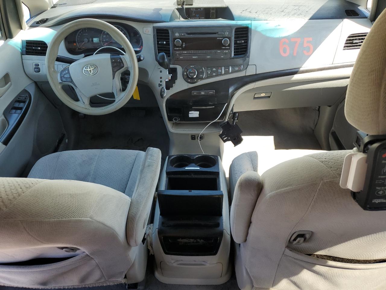 Toyota Sienna Le Image 9