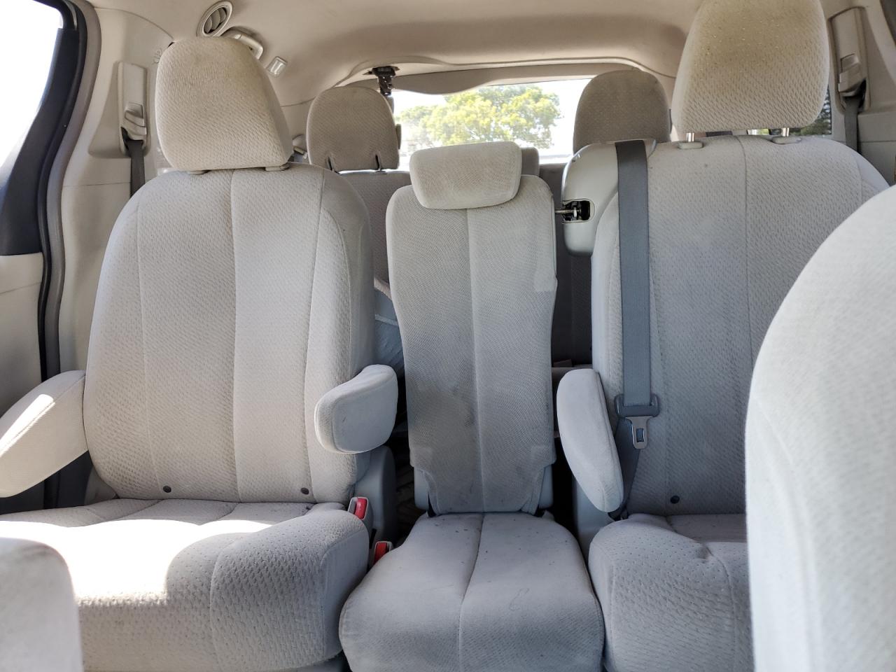 Toyota Sienna Le Image 7