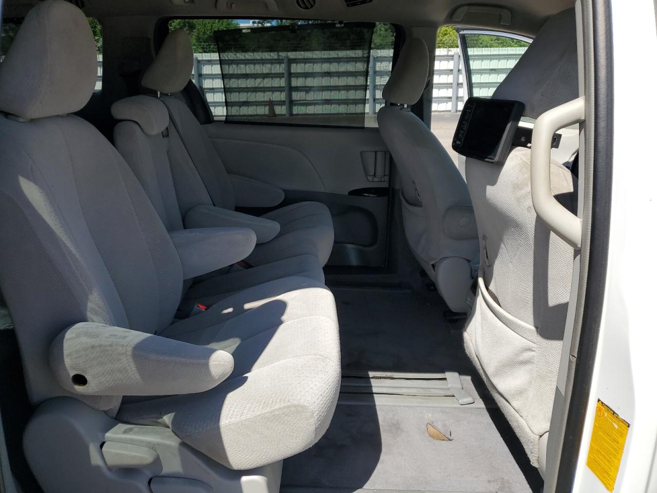 Toyota Sienna Le Image 8