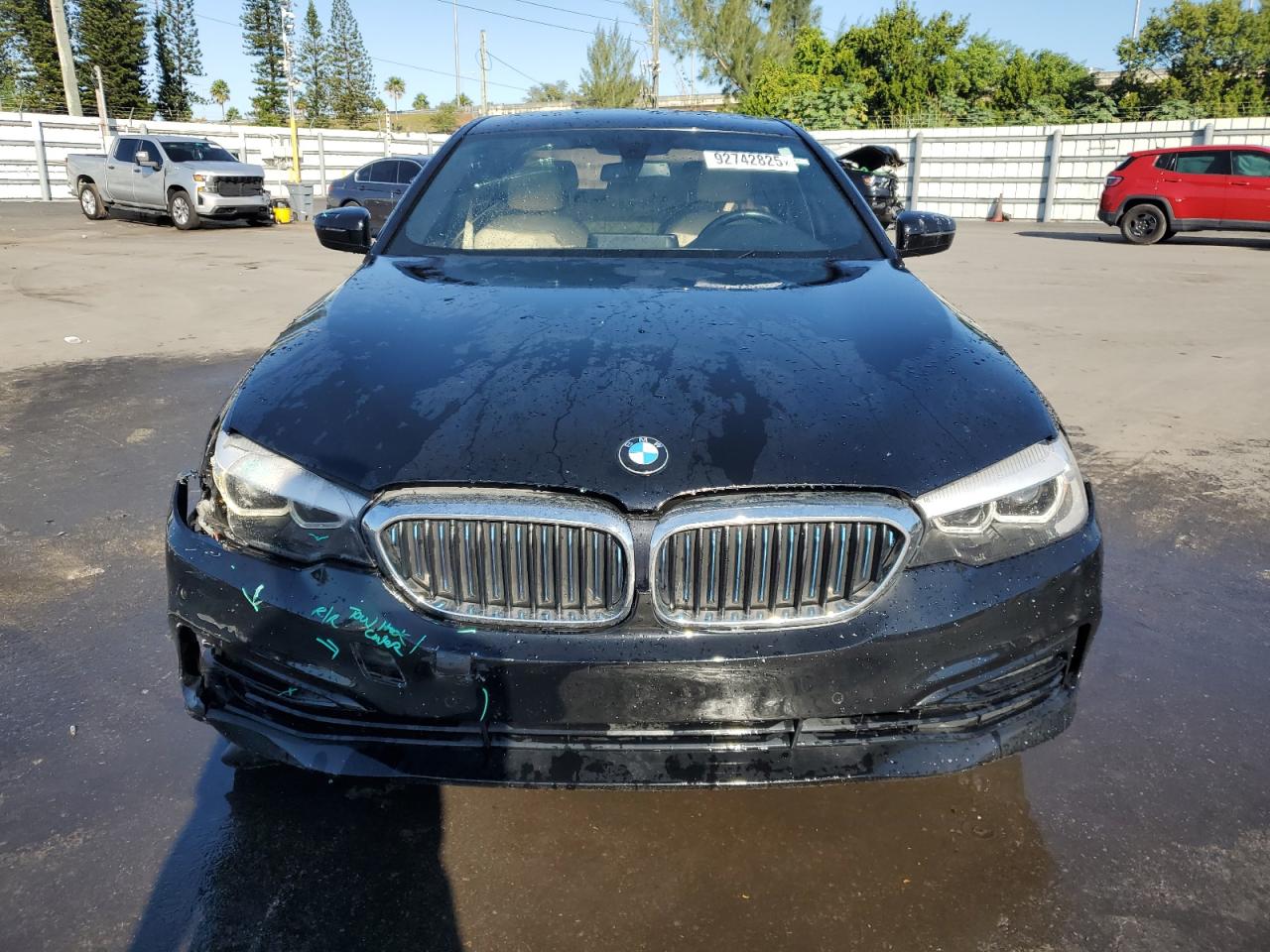 BMW 5 Series Image 8