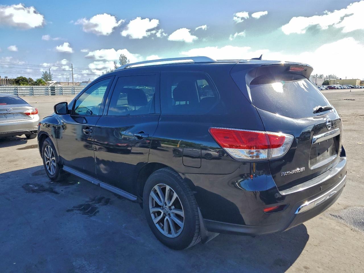 Nissan Pathfinder S Image 4