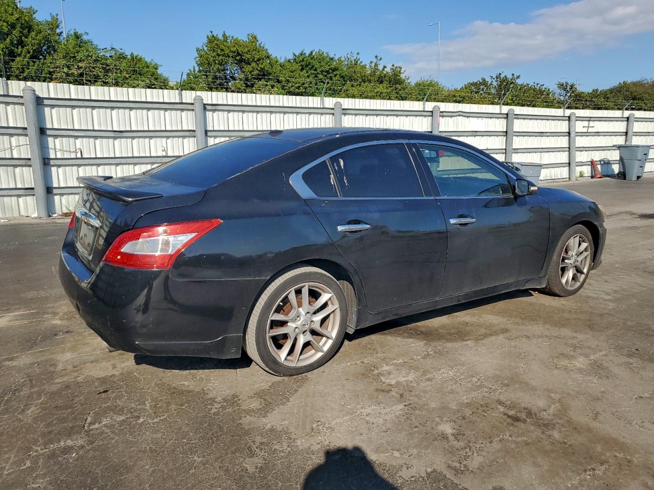 Nissan Maxima S Image 2