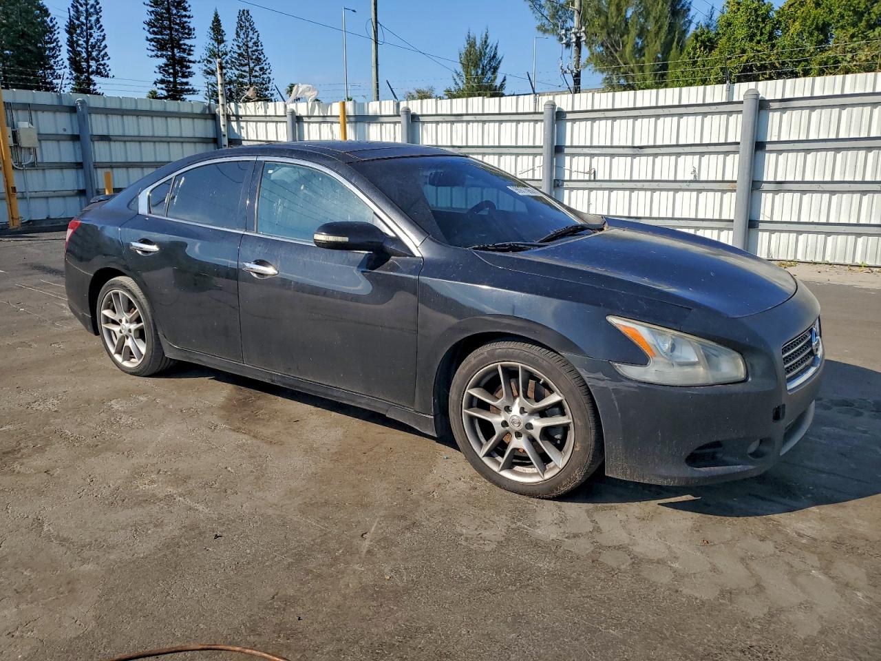 Nissan Maxima S Image 8