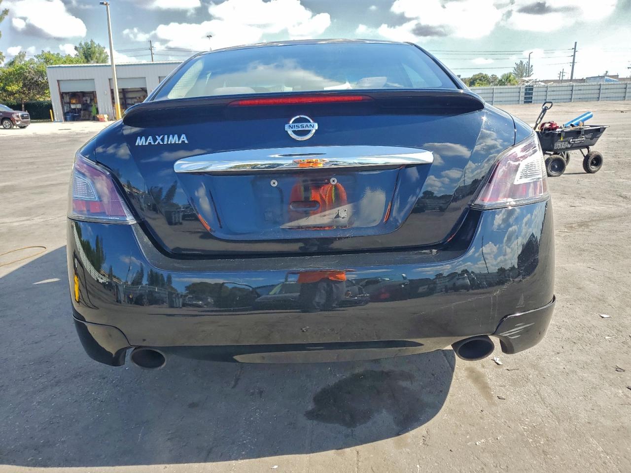 Nissan Maxima S Image 2