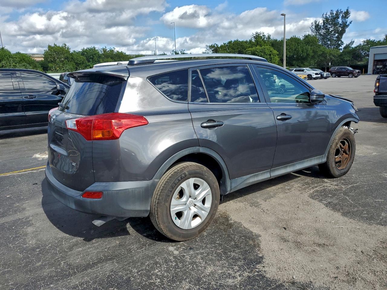 Toyota RAV4 Le Image 2