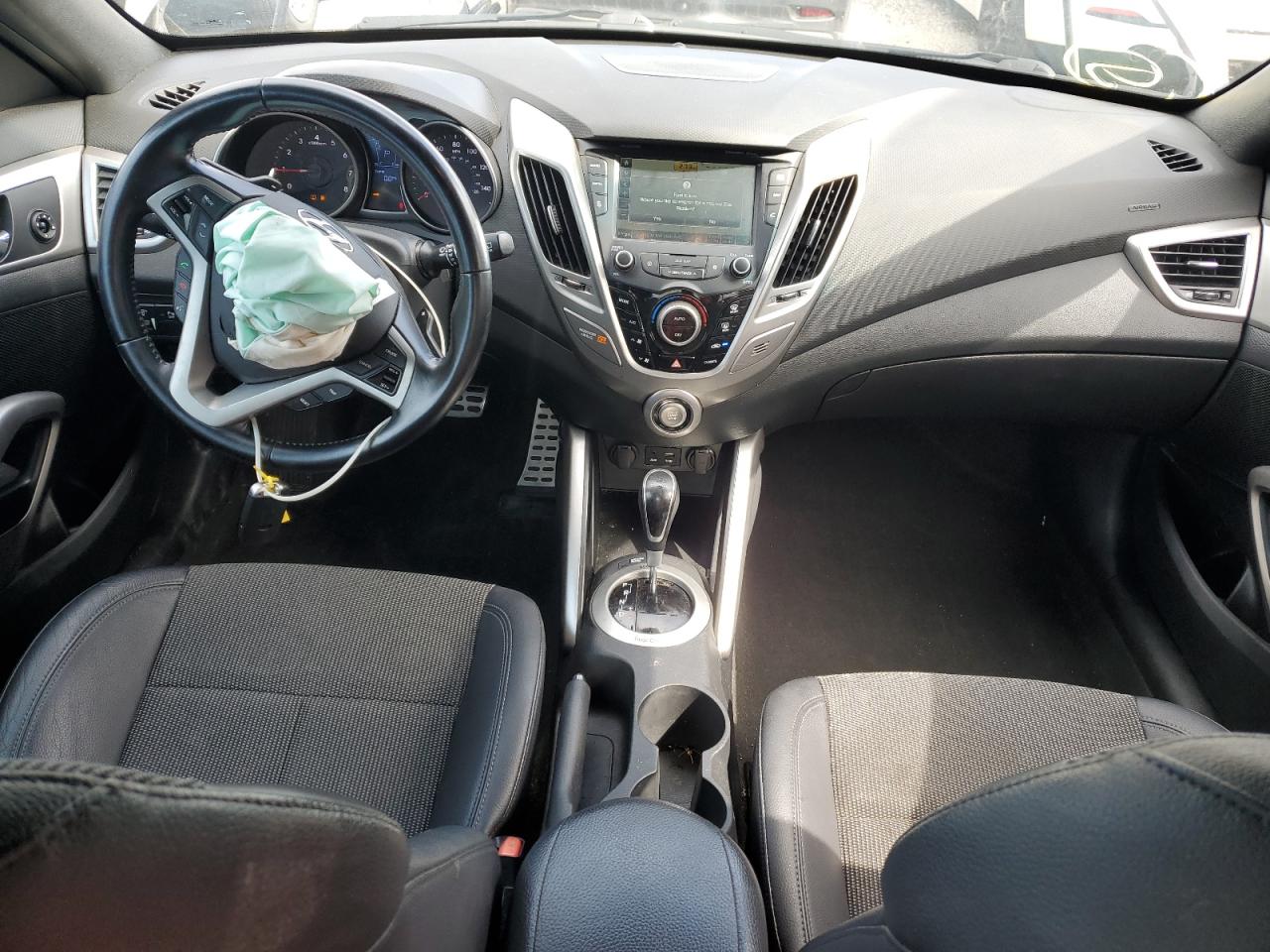 Hyundai VELOSTER Image 9