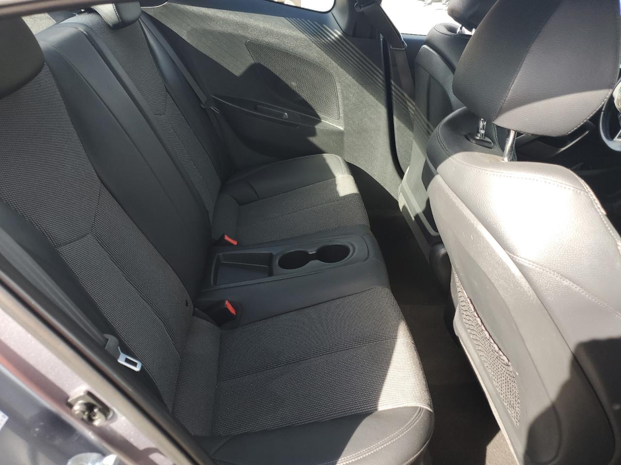 Hyundai VELOSTER Image 2