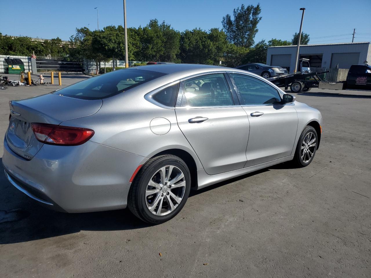 Chrysler 200 Limited Image 2