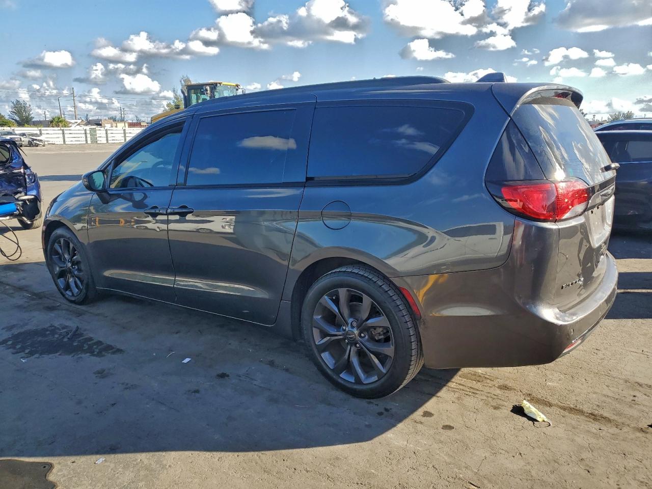 Chrysler Pacifica Limited Image 8