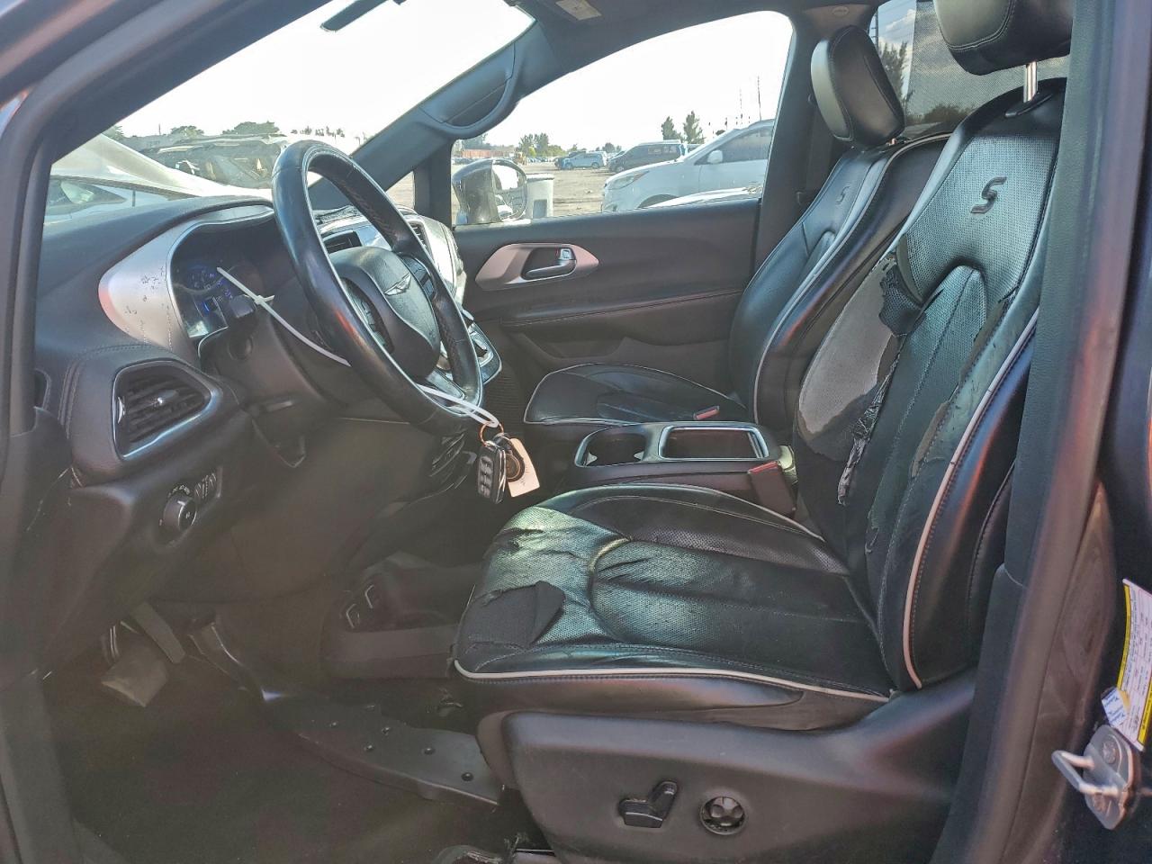 Chrysler Pacifica Limited Image 11