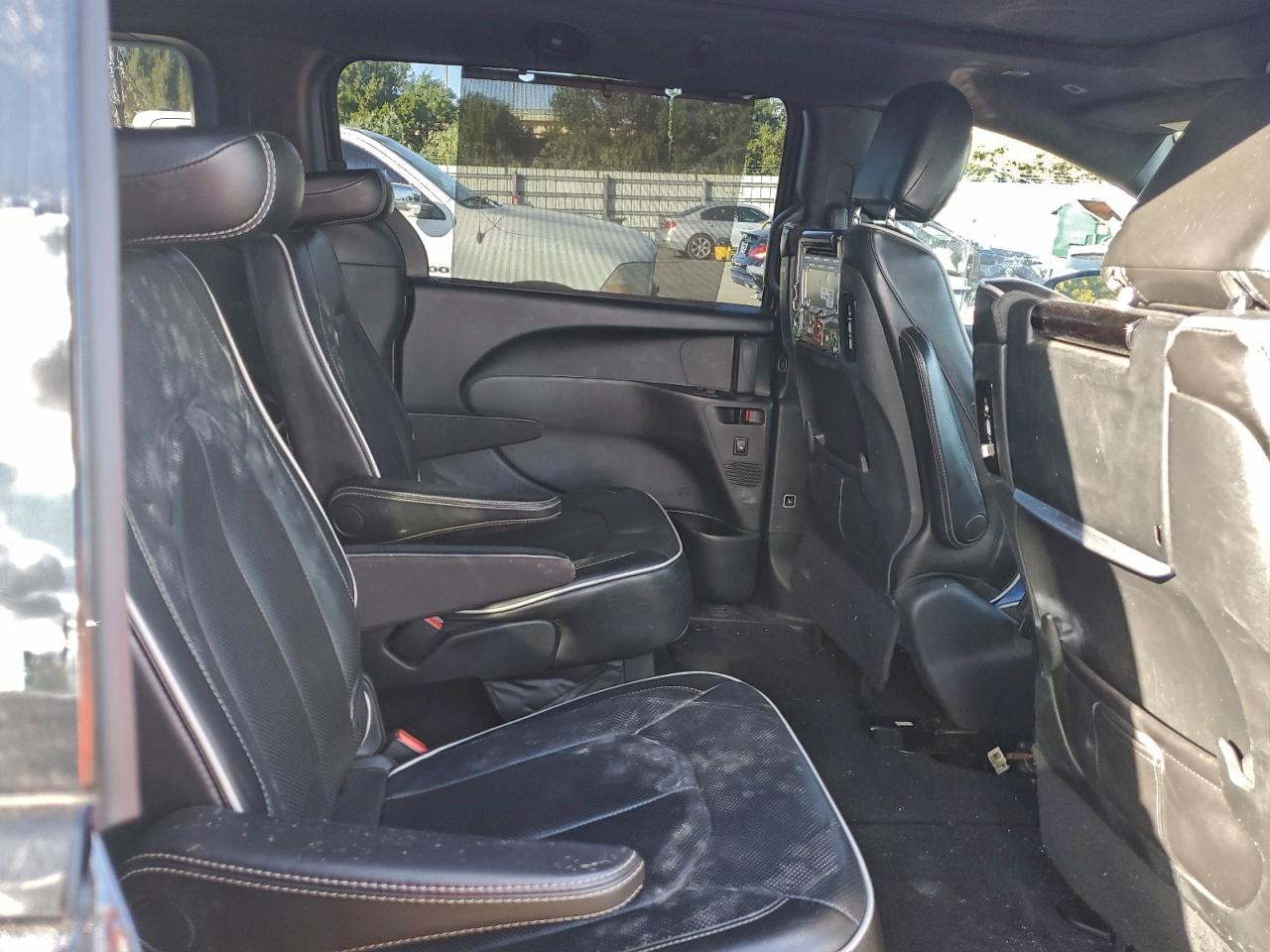 Chrysler Pacifica Limited Image 2