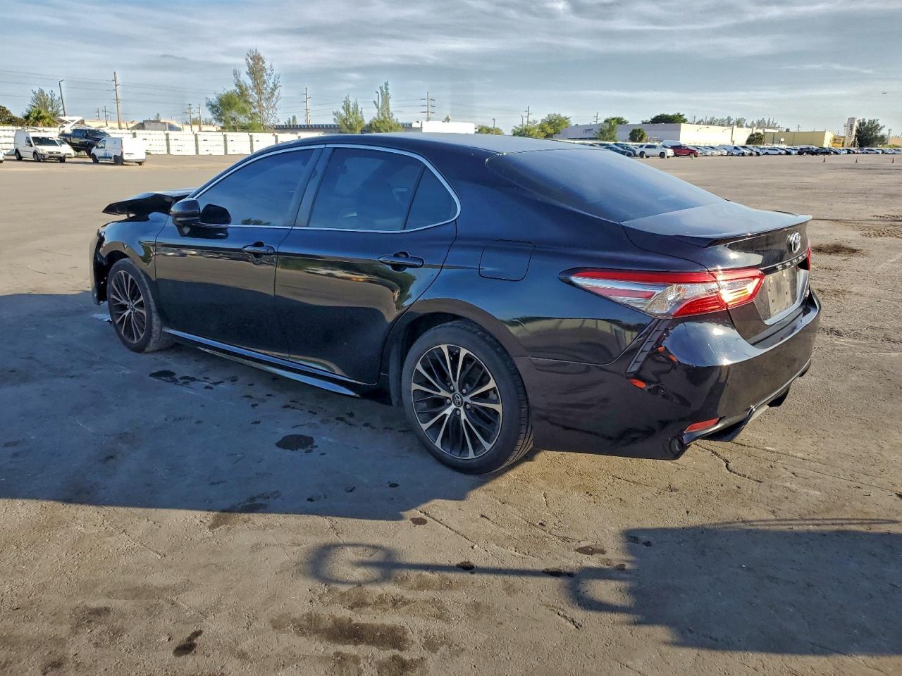 Toyota Camry L Image 2