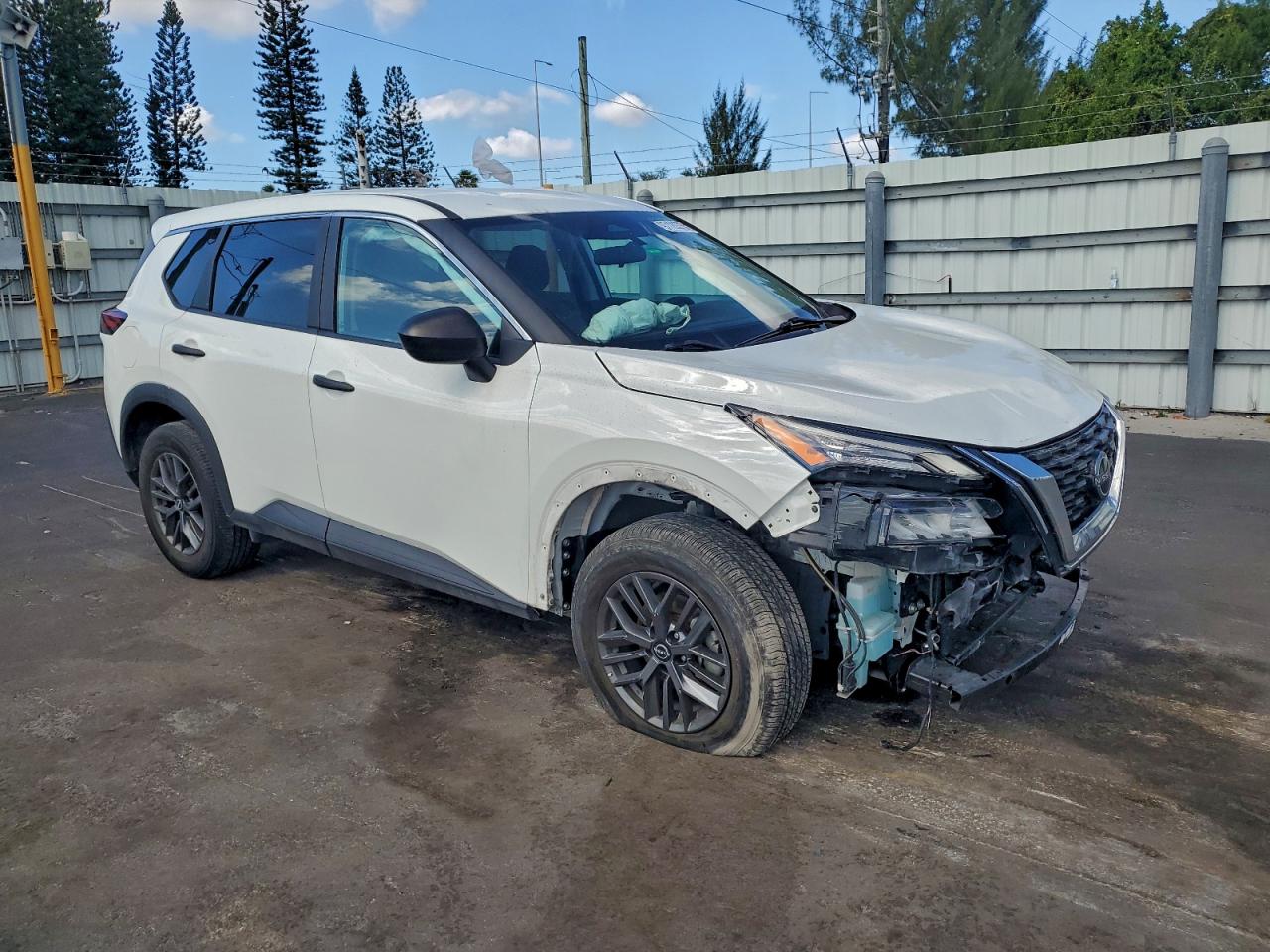 Nissan Rogue S Image 3