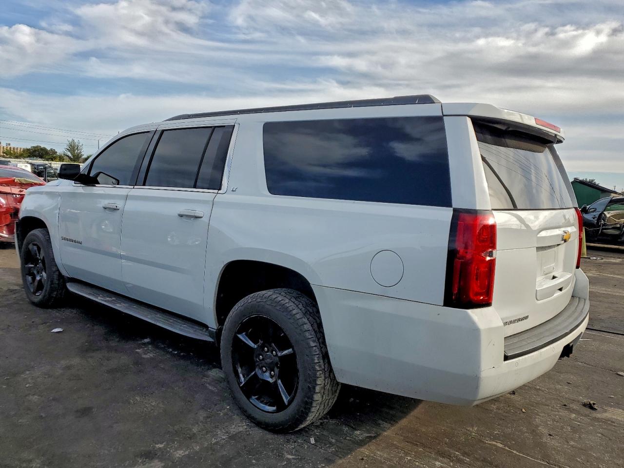 Chevrolet Suburban C1500 Lt Image 2