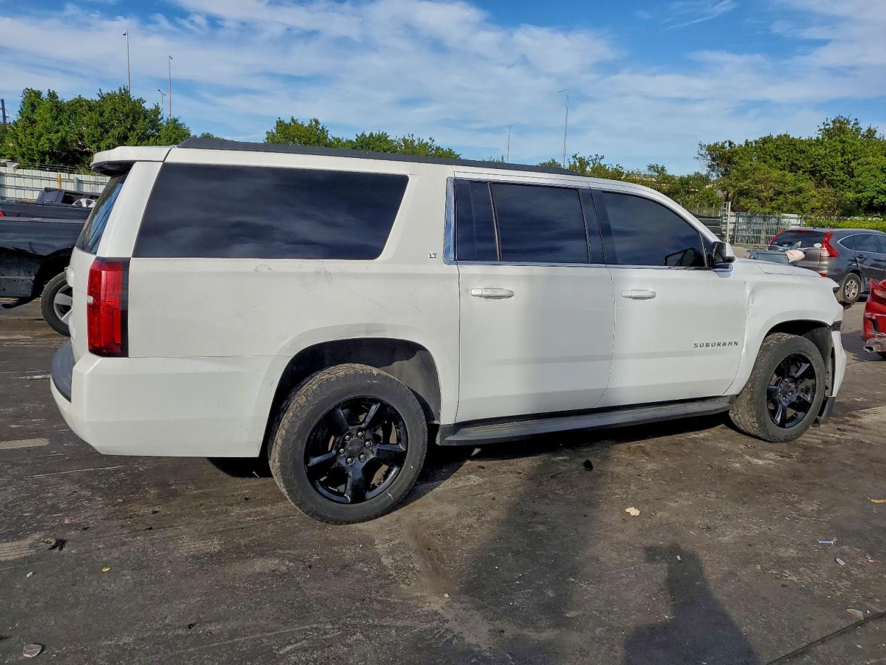 Chevrolet Suburban C1500 Lt Image 3