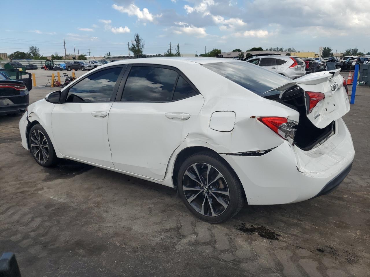 Toyota Corolla L Image 6