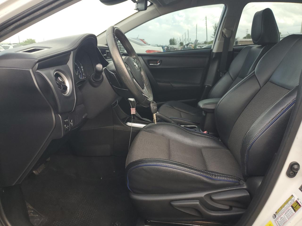 Toyota Corolla L Image 12