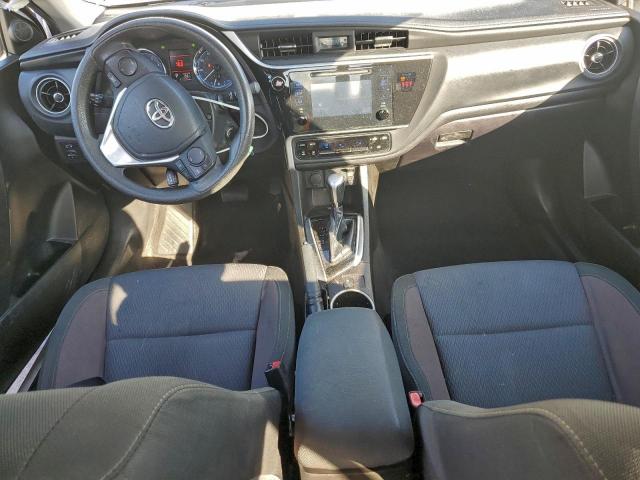 Toyota Corolla L Image 8