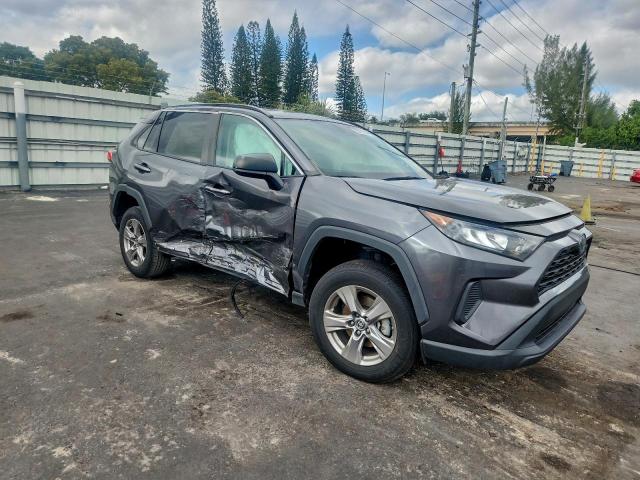 Toyota RAV4 Le Image 6