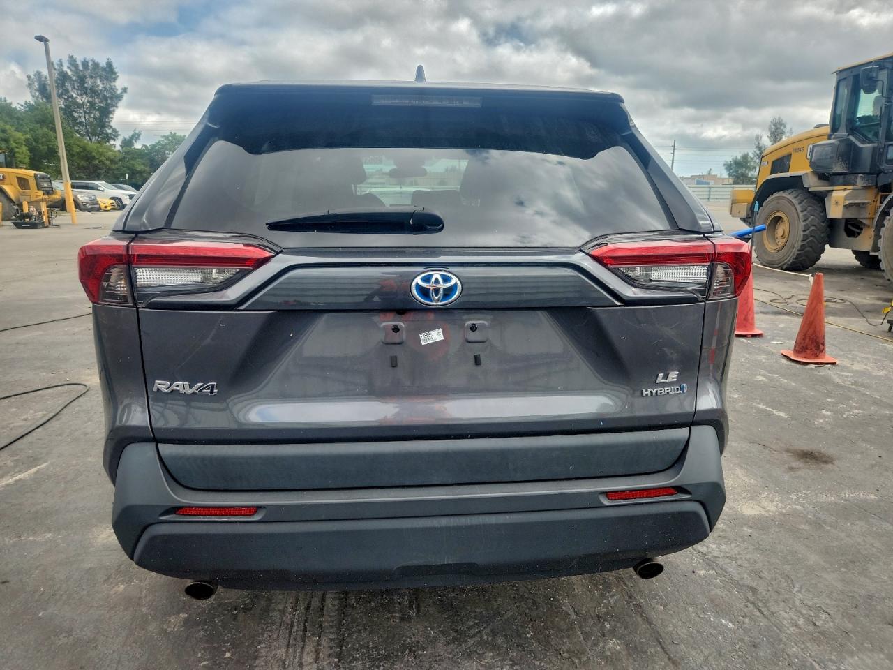 Toyota RAV4 Le Image 2