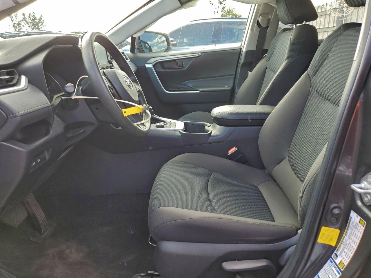 Toyota RAV4 Le Image 10