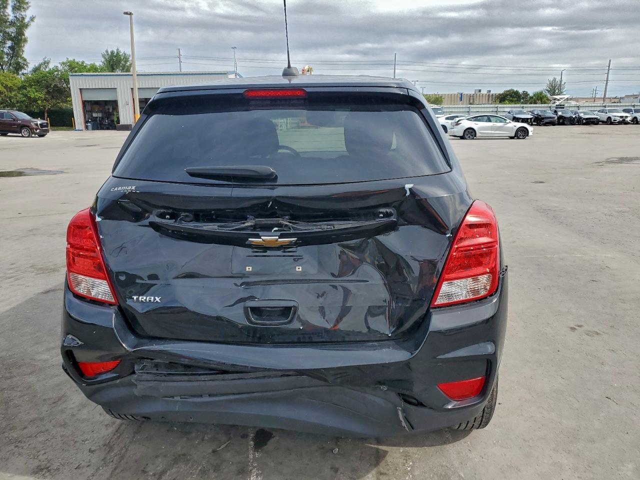 Chevrolet Trax Ls Image 2