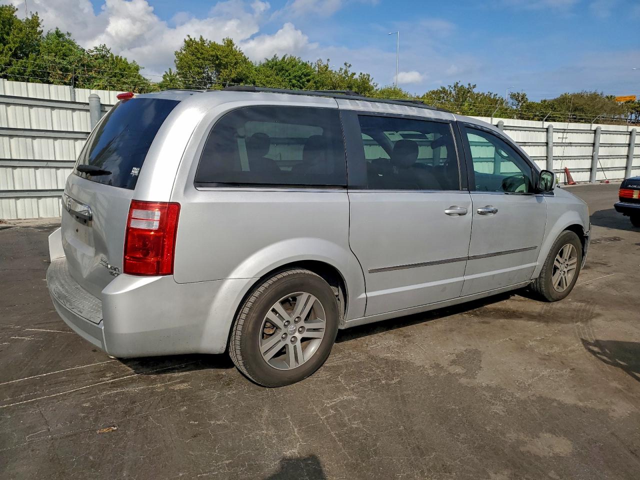 Dodge Caravan Sxt Image 3