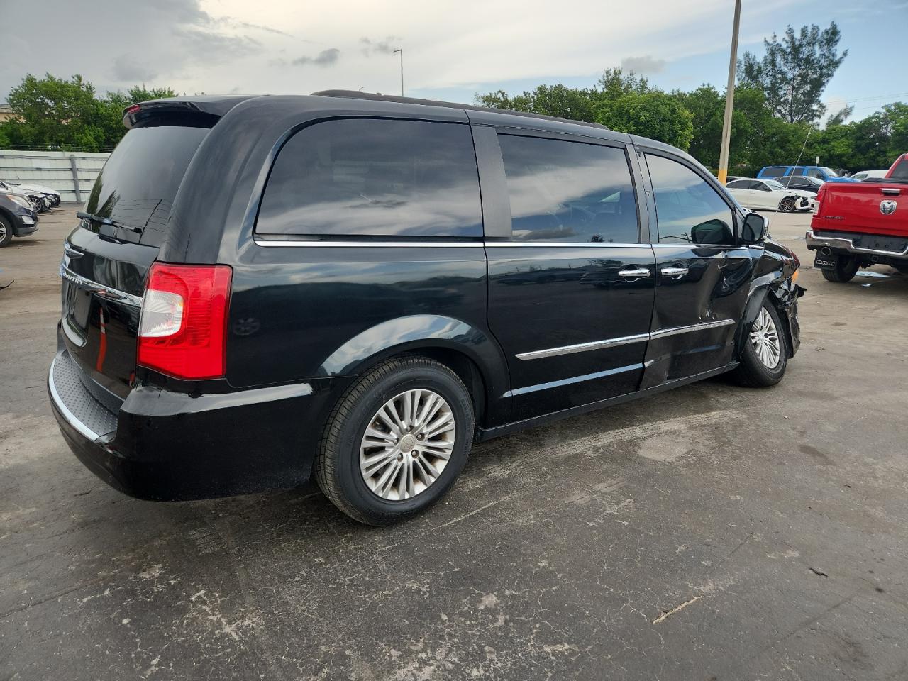 Chrysler Minivan Touring L Image 8