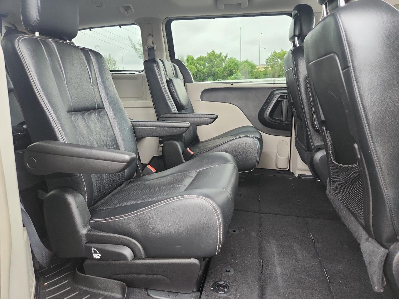 Chrysler Minivan Touring L Image 12