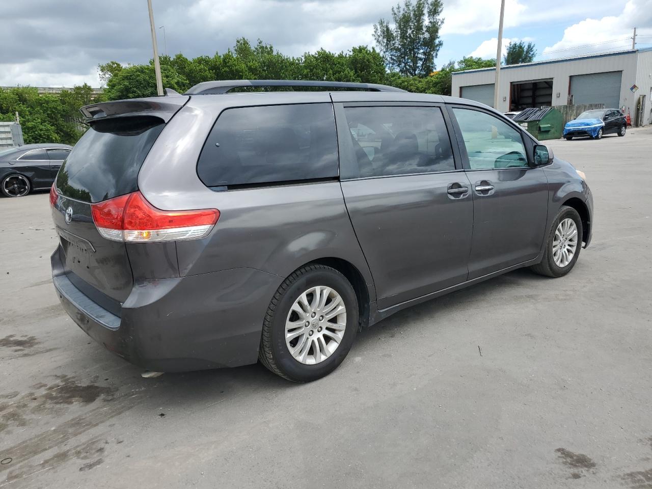 Toyota Sienna Xle Image 11