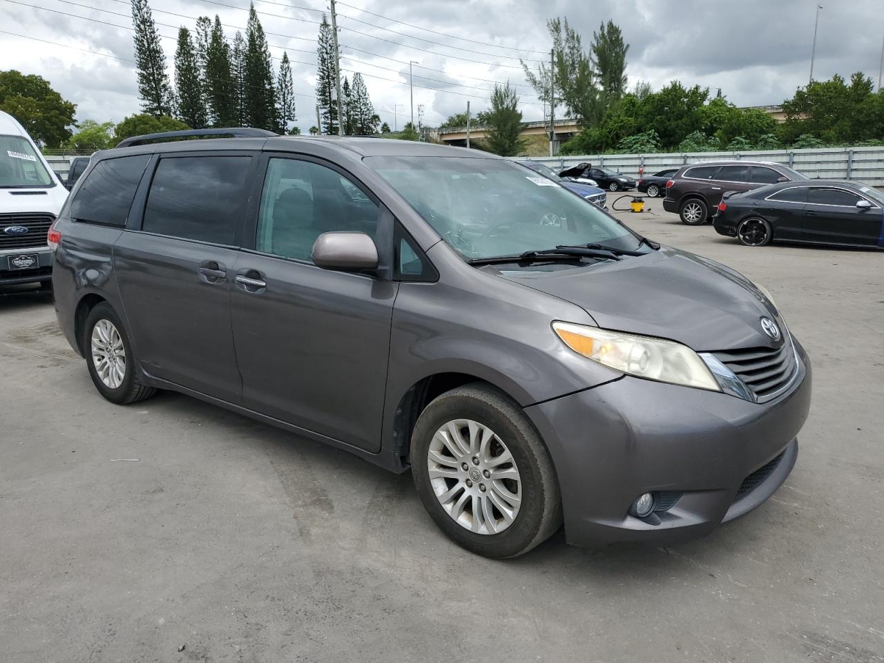 Toyota Sienna Xle Image 12