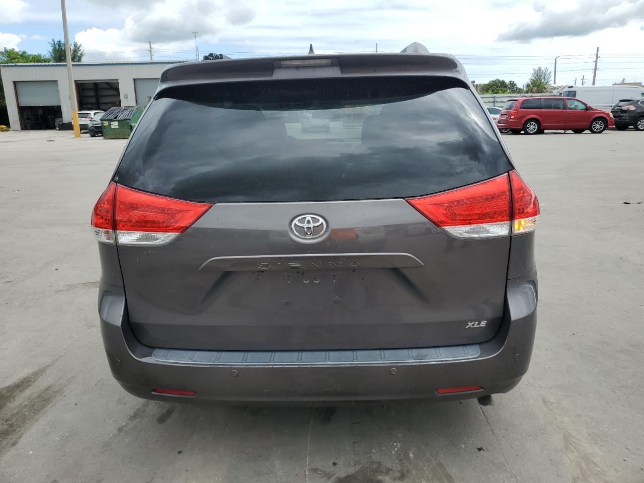 Toyota Sienna Xle Image 9