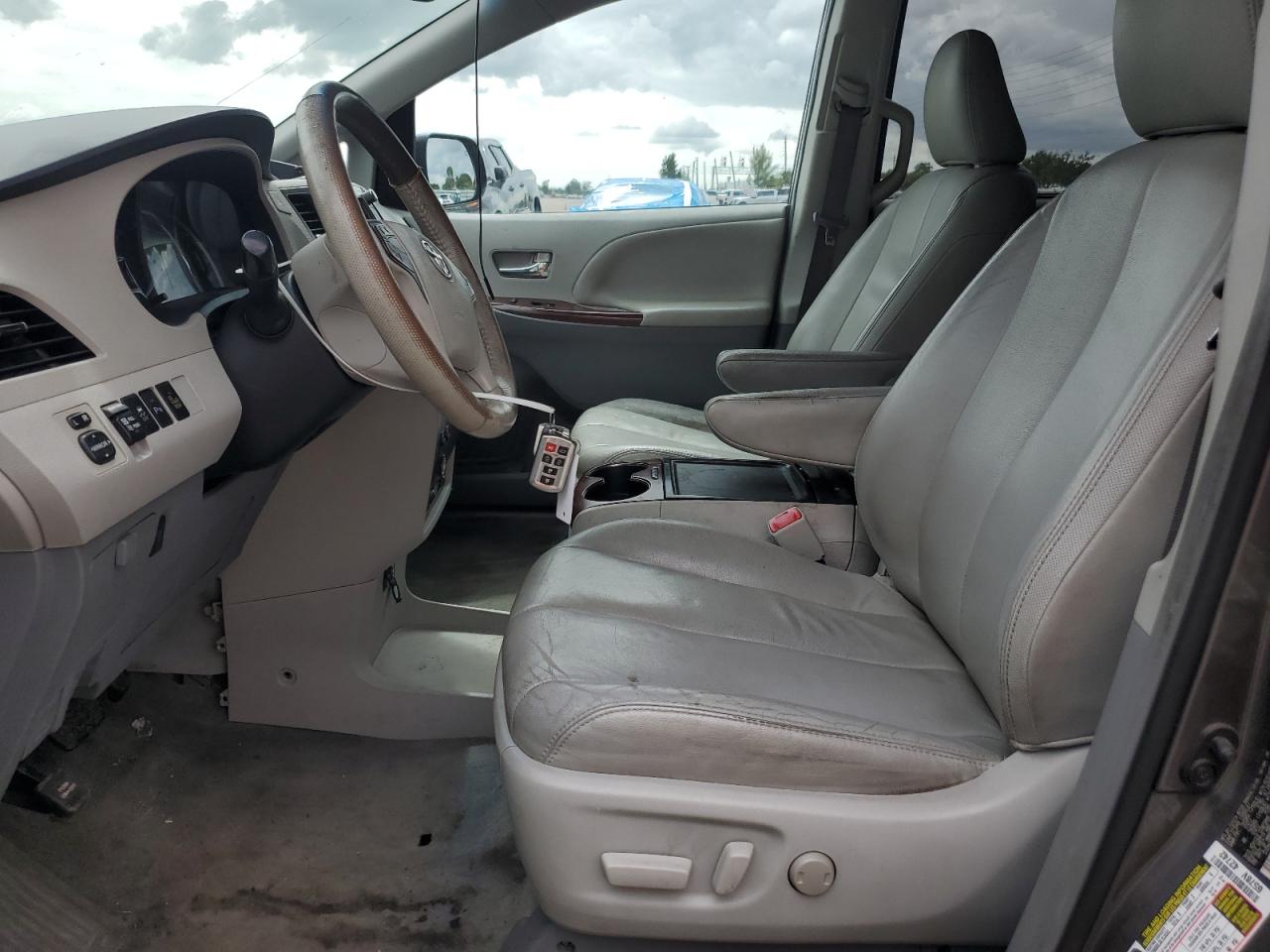 Toyota Sienna Xle Image 3