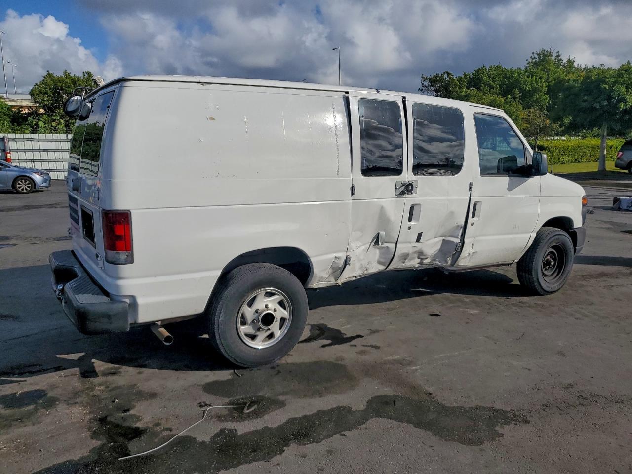 Ford Econoline E250 Van Image 7