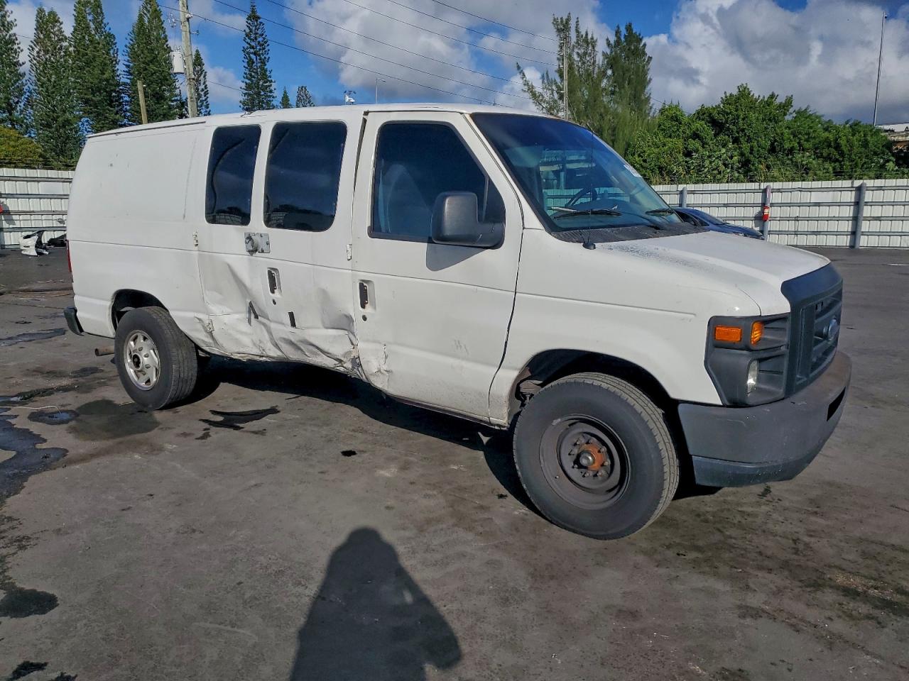 Ford Econoline E250 Van Image 12