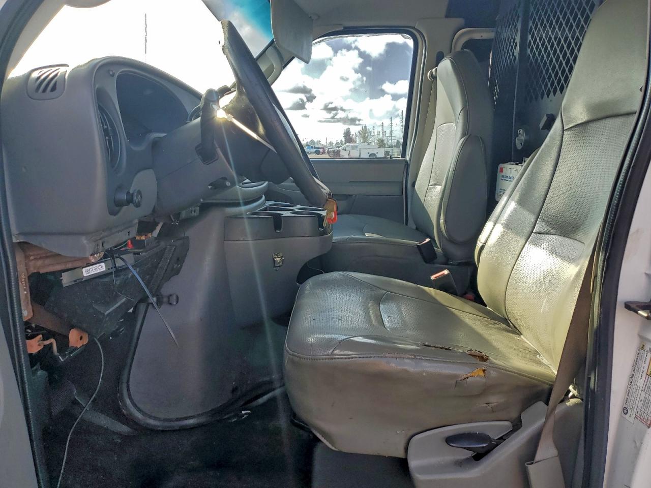 Ford Econoline E250 Van Image 9