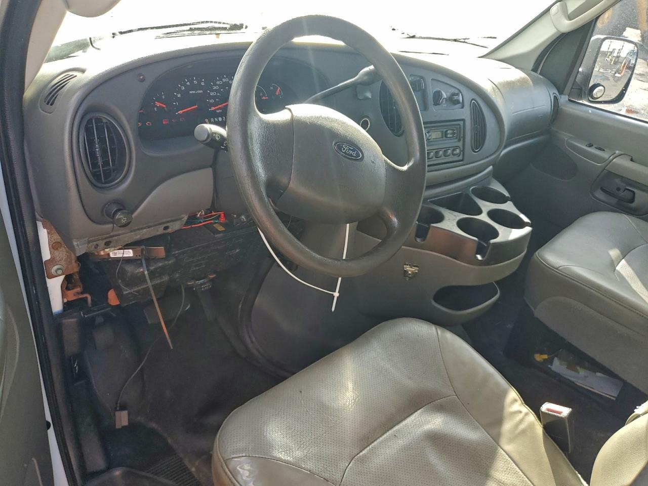 Ford Econoline E250 Van Image 11