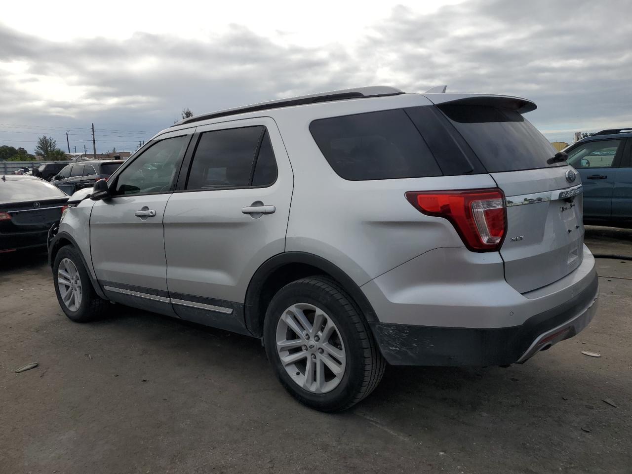 Ford Explorer Xlt Image 2