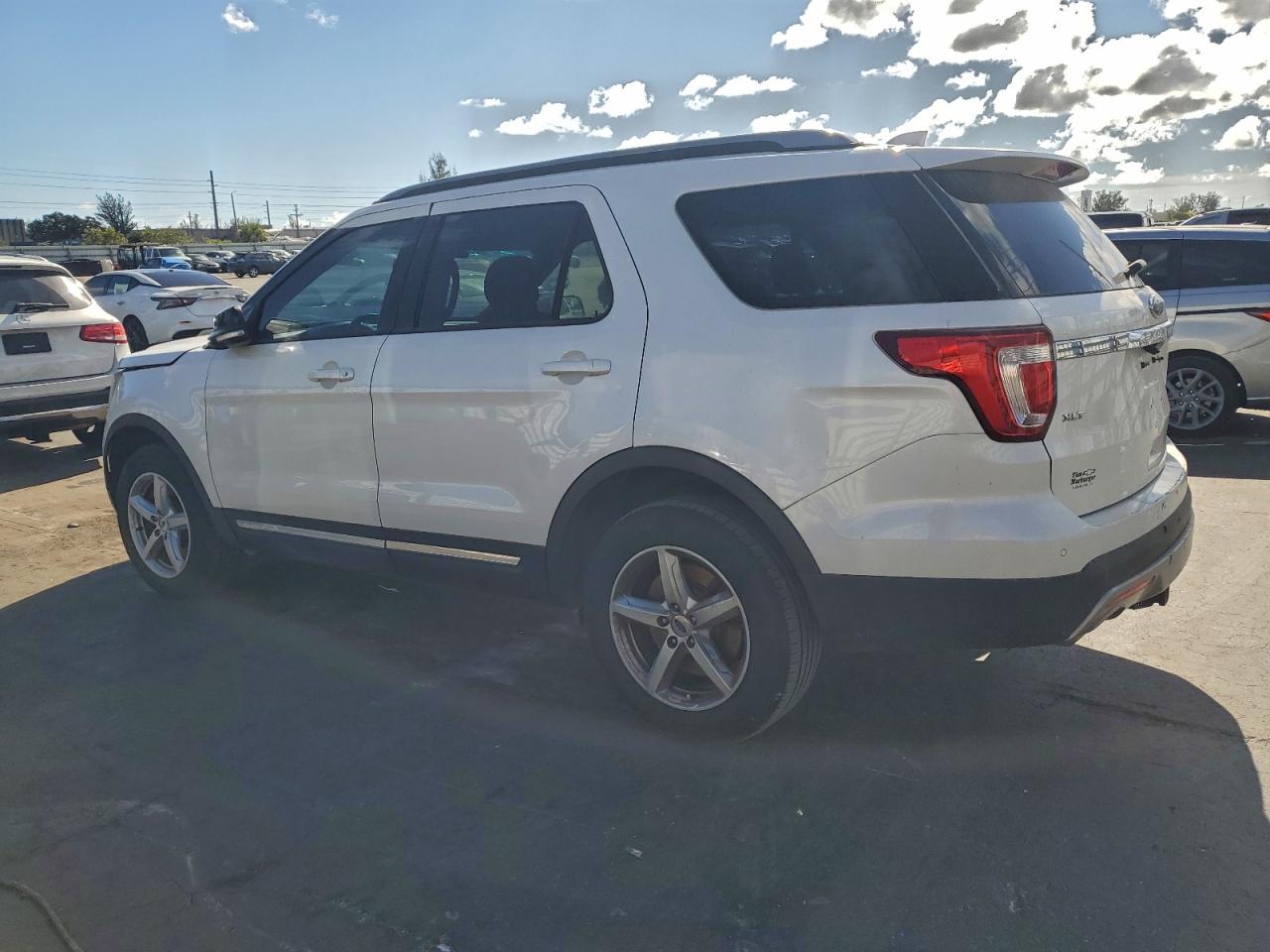 Ford Explorer Xlt Image 3