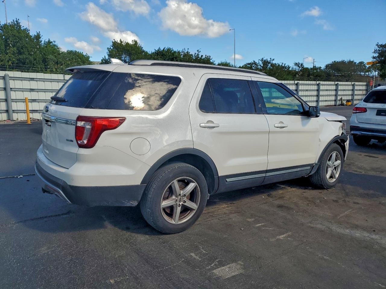 Ford Explorer Xlt Image 2