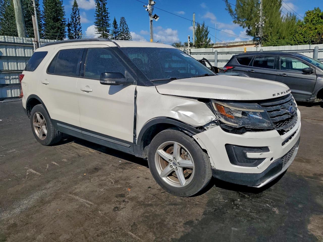 Ford Explorer Xlt Image 4